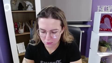 Z O E Y online show from October 16, 2025, 4:46 am