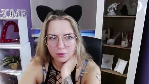 Z O E Y online show from October 31, 2025, 6:14 am