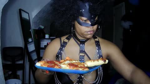 Snapshot of blacksirenqueen chatting on December 16, 2024, 4:45 am Queen Siren online show from December 16, 2024, 4:45 am