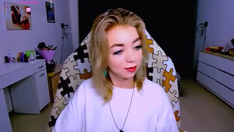 Nicole online show from September 15, 2025, 4:01 am