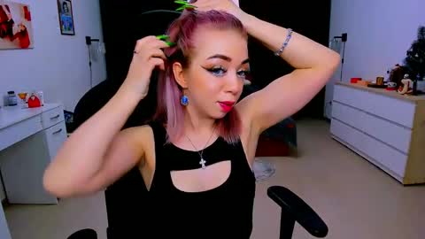 Snapshot of blinkofeyess chatting on January 14, 2025, 7:17 am Nicole online show from January 14, 2025, 7:17 am