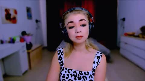 Snapshot of blinkofeyess chatting on September 19, 2025, 8:05 am Nicole online show from September 19, 2025, 8:05 am