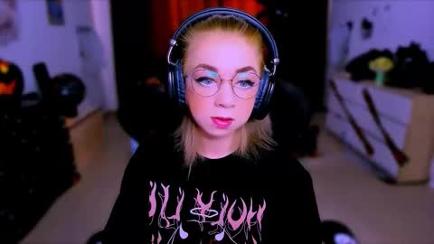 Snapshot of blinkofeyess chatting on October 18, 2025, 8:48 am Nicole online show from October 18, 2025, 8:48 am