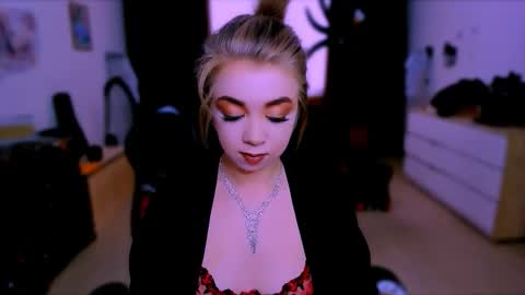 Nicole online show from November 5, 2025, 8:03 am