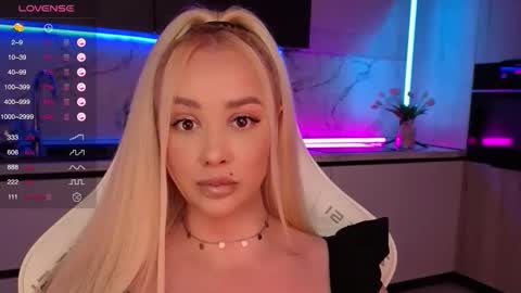 Snapshot of blond_diamond chatting on October 19, 2025, 7:20 am Lana online show from October 19, 2025, 7:20 am