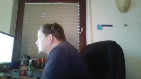 Snapshot of blonde32m chatting on December 17, 2024, 2:33 pm blonde32m online show from December 17, 2024, 2:33 pm