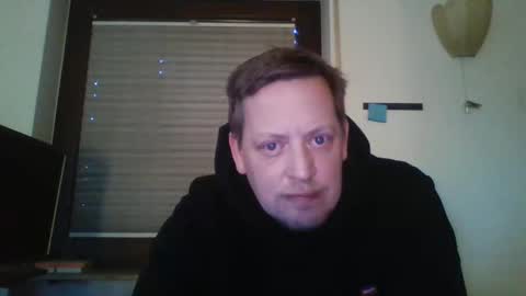 Snapshot of blonde32m chatting on January 3, 2025, 3:33 pm blonde32m online show from January 3, 2025, 3:33 pm