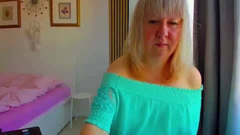 Nicole online show from May 2, 2026, 4:17 am