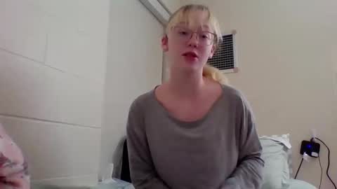 Snapshot of blonde_katie chatting on December 7, 2024, 2:31 am Katie online show from December 7, 2024, 2:31 am