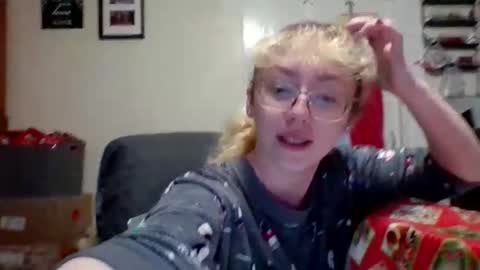 Snapshot of blonde_katie chatting on December 30, 2024, 5:13 pm Katie online show from December 30, 2024, 5:13 pm