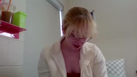 Snapshot of blonde_katie chatting on February 14, 2025, 5:57 pm Katie online show from February 14, 2025, 5:57 pm