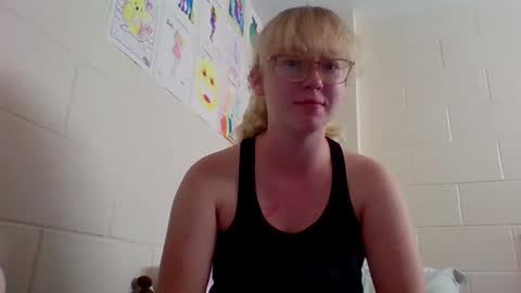 Snapshot of blonde_katie chatting on September 29, 2025, 12:27 am Katie online show from September 29, 2025, 12:27 am
