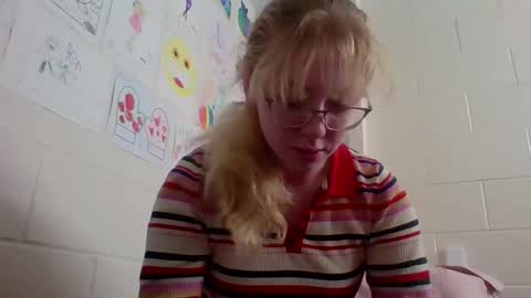 Snapshot of blonde_katie chatting on February 14, 2026, 5:43 pm Katie online show from February 14, 2026, 5:43 pm