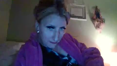 Snapshot of blondebellaaa3 chatting on December 8, 2024, 3:32 am Gia  online show from December 8, 2024, 3:32 am