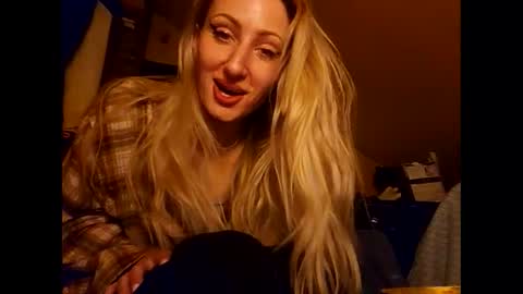 Snapshot of blondebellaaa3 chatting on January 18, 2025, 3:53 am Gia  online show from January 18, 2025, 3:53 am