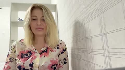 Snapshot of blondie_xoxoxo chatting on September 23, 2025, 6:05 am blondie_xoxoxo online show from September 23, 2025, 6:05 am