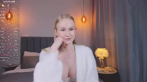Mia online show from February 25, 2025, 7:36 pm