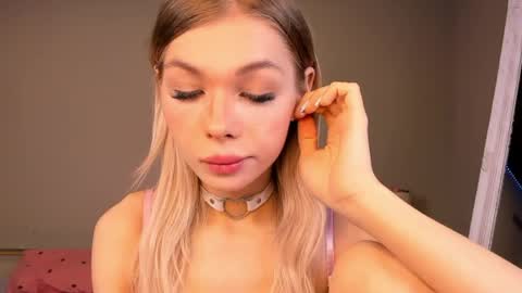blondy_fina online show from May 12, 2026, 4:53 am