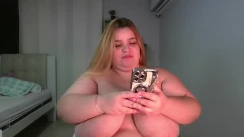 Snapshot of blondyliciousx chatting on December 4, 2024, 7:06 am katartistic name online show from December 4, 2024, 7:06 am