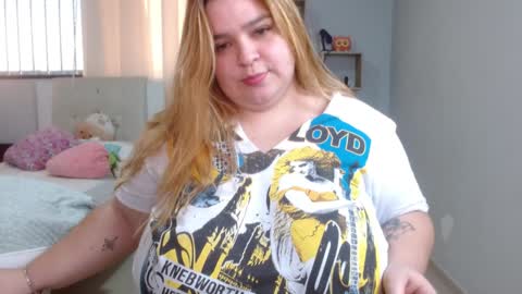 Snapshot of blondyliciousx chatting on December 15, 2024, 9:53 pm katartistic name online show from December 15, 2024, 9:53 pm