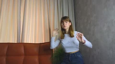 BloomNoir online show from November 11, 2025, 7:19 am