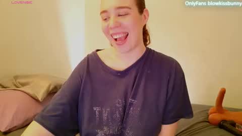 Blow Kiss Bunny online show from March 2, 2026, 7:37 am