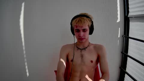 Snapshot of blue_w0rld chatting on March 18, 2026, 7:44 am SONNYVAN online show from March 18, 2026, 7:44 am