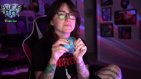 Snapshot of blueasfuck chatting on December 20, 2024, 1:25 am Blue online show from December 20, 2024, 1:25 am