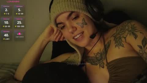 Snapshot of bluedweeb chatting on September 27, 2025, 5:12 am Blue online show from September 27, 2025, 5:12 am