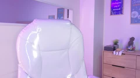 Snapshot of bluee_hazell chatting on October 18, 2025, 10:27 am        online show from October 18, 2025, 10:27 am