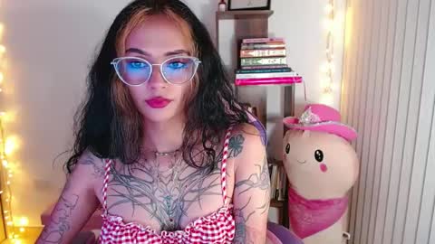Snapshot of bluee_v chatting on September 15, 2025, 1:16 am Im Abril .. Nice to meet you thumb up me please its important INDEPENDENT MODEL online show from September 15, 2025, 1:16 am