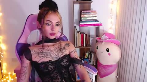 Snapshot of bluee_v chatting on September 17, 2025, 1:51 am Im Abril .. Nice to meet you thumb up me please its important INDEPENDENT MODEL online show from September 17, 2025, 1:51 am