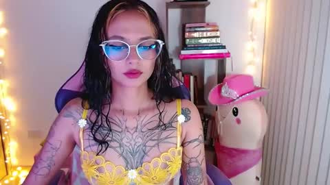 Snapshot of bluee_v chatting on September 26, 2025, 12:47 am Im Abril .. Nice to meet you thumb up me please its important INDEPENDENT MODEL online show from September 26, 2025, 12:47 am