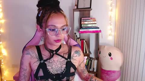 Snapshot of bluee_v chatting on September 27, 2025, 12:59 am Im Abril .. Nice to meet you thumb up me please its important INDEPENDENT MODEL online show from September 27, 2025, 12:59 am