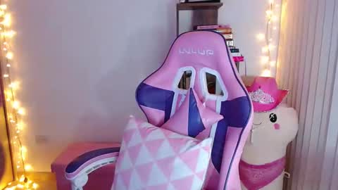 Snapshot of bluee_v chatting on October 12, 2025, 1:37 am Im Abril .. Nice to meet you thumb up me please its important INDEPENDENT MODEL online show from October 12, 2025, 1:37 am