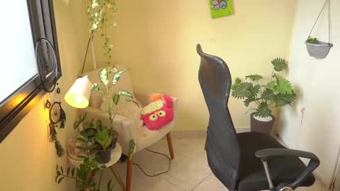 FLORAA online show from February 13, 2025, 1:37 pm