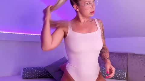 Snapshot of blueyeskate chatting on August 6, 2026, 3:30 am Kate online show from August 6, 2026, 3:30 am