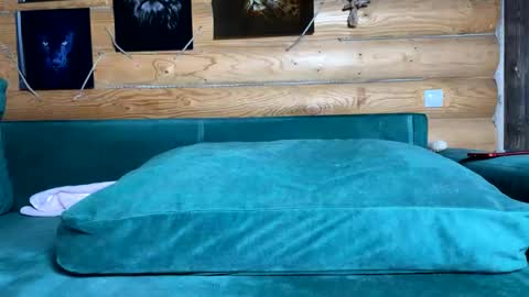 Nail and Olivia online show from November 3, 2025, 10:49 am