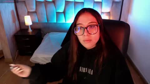 bonnali_lune online show from February 15, 2026, 12:58 pm