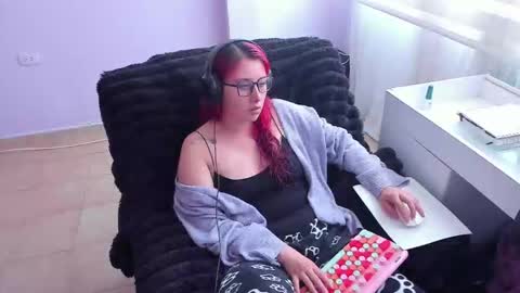 Snapshot of bonnie_moon_ chatting on October 8, 2025, 6:05 pm Bonnie Help me reach 500 likes online show from October 8, 2025, 6:05 pm