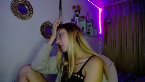 Soffy Brooks Independent model online show from December 11, 2024, 5:32 am