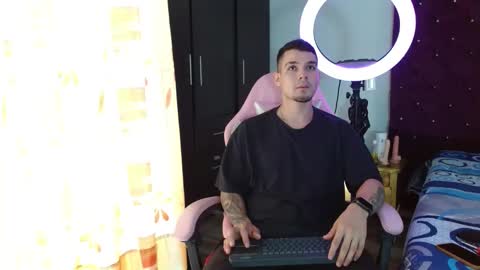 Snapshot of booyhott_ chatting on November 4, 2025, 7:02 pm booyhott_ online show from November 4, 2025, 7:02 pm