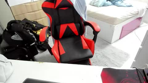 boy_boy22 online show from December 14, 2025, 11:53 pm