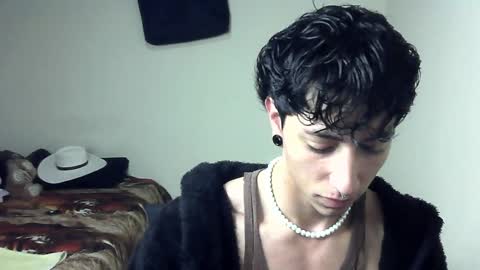 Snapshot of boy_fox_guys chatting on December 27, 2024, 12:01 pm Boy Astro online show from December 27, 2024, 12:01 pm