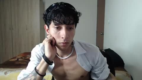 Snapshot of boy_fox_guys chatting on February 27, 2025, 12:32 am Boy Astro online show from February 27, 2025, 12:32 am