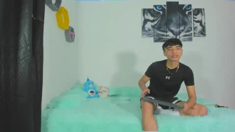 boys4hot_777 online show from March 4, 2025, 3:37 pm