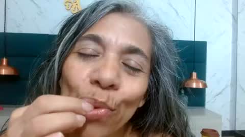 BRENDA VELASQUEZ online show from June 18, 2026, 8:13 pm