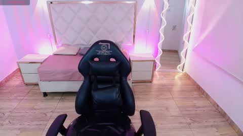 BRENDDA  online show from November 28, 2025, 2:58 am