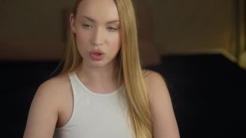 Snapshot of bright_diamonds_054 chatting on September 17, 2025, 12:01 am Diamonds Girls online show from September 17, 2025, 12:01 am