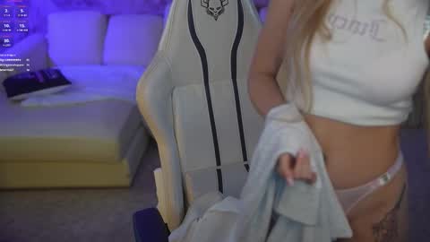 Snapshot of bright_diamonds_054 chatting on October 11, 2025, 8:29 pm Diamonds Girls online show from October 11, 2025, 8:29 pm